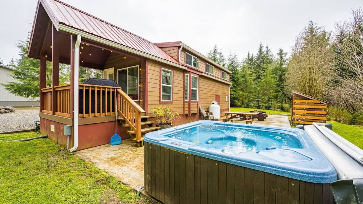Forks House | ElkCreekInn: creekside tiny home