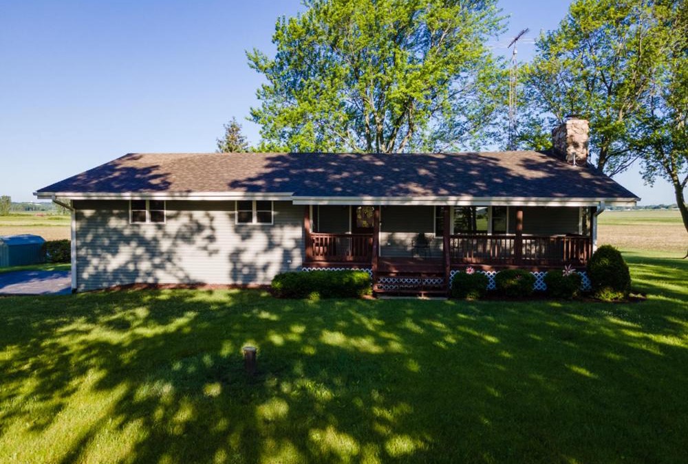 Lake Geneva House | Elkhorn 3 Bedroom 2 Bathroom Log Cabin Sleeps 8 - Lincoln Log Cabin