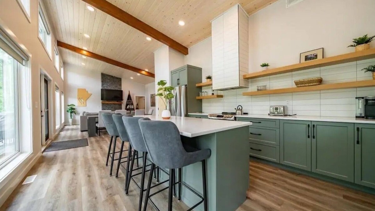 Wasagaming Cabin | Elkhorn Residence Cabin - 4 Bedrooms + Hot Tub