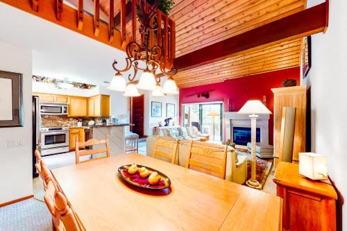 Elkhorn Village Apartment | Elkhorn Retreat