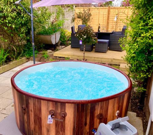 Malvern House | Elkstone House, Hot tub Luxury, Comfortable Home
