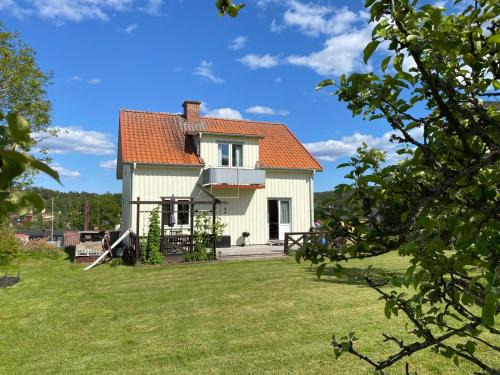Bengtsfors House | Ella's House - Central Bengtsfors Stay