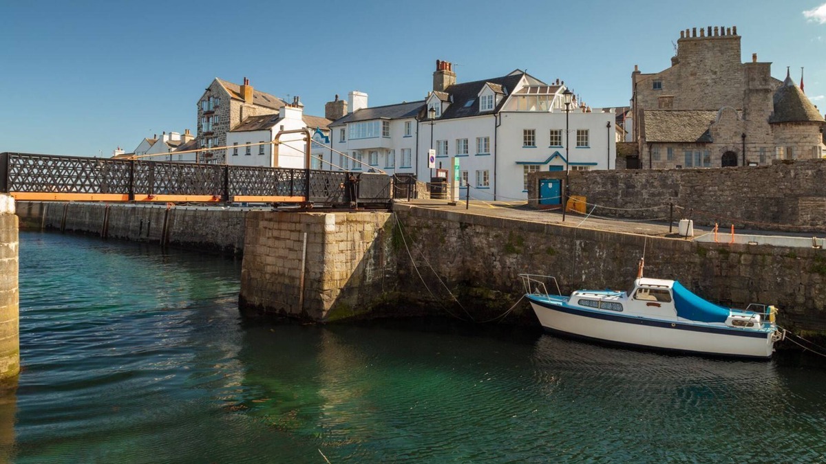 Castletown Cottage | Ellan Vannin - sleeps 5 guests in 3 bedrooms