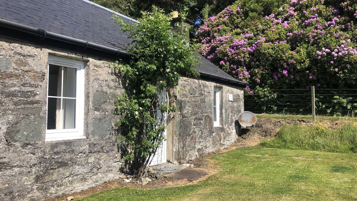 Lochgilphead House | Ellary Cottage - Cosy, Romantic Water-side Escape, Sleeps 2-4 open fire