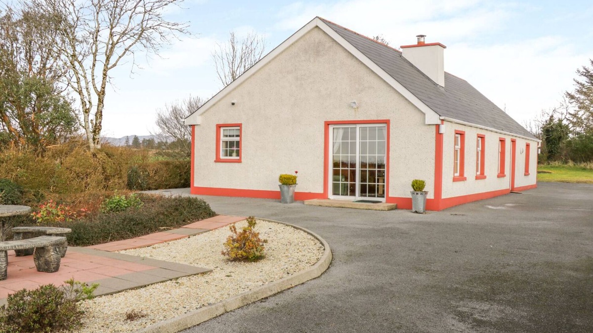 Mountcharles Cottage | ELLEN'S COTTAGE, family friendly in Mountcharles, County Donegal