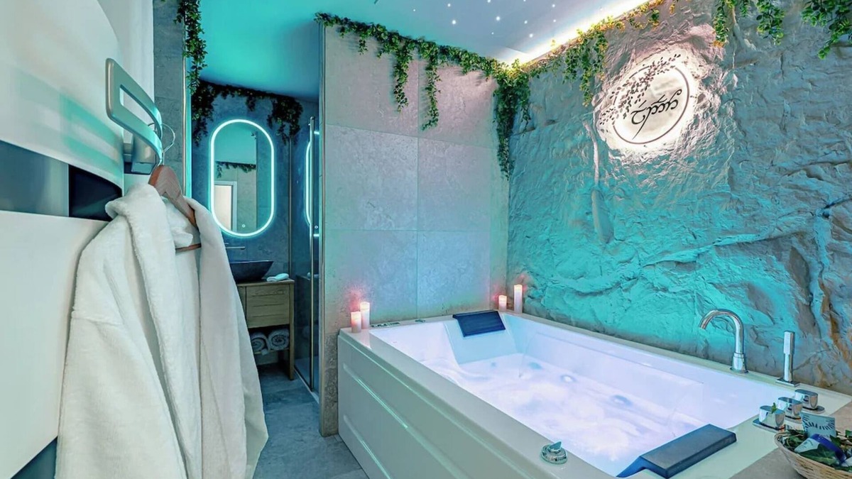Evreux Apartment | Ellendor Private spa, luxury & starry skies