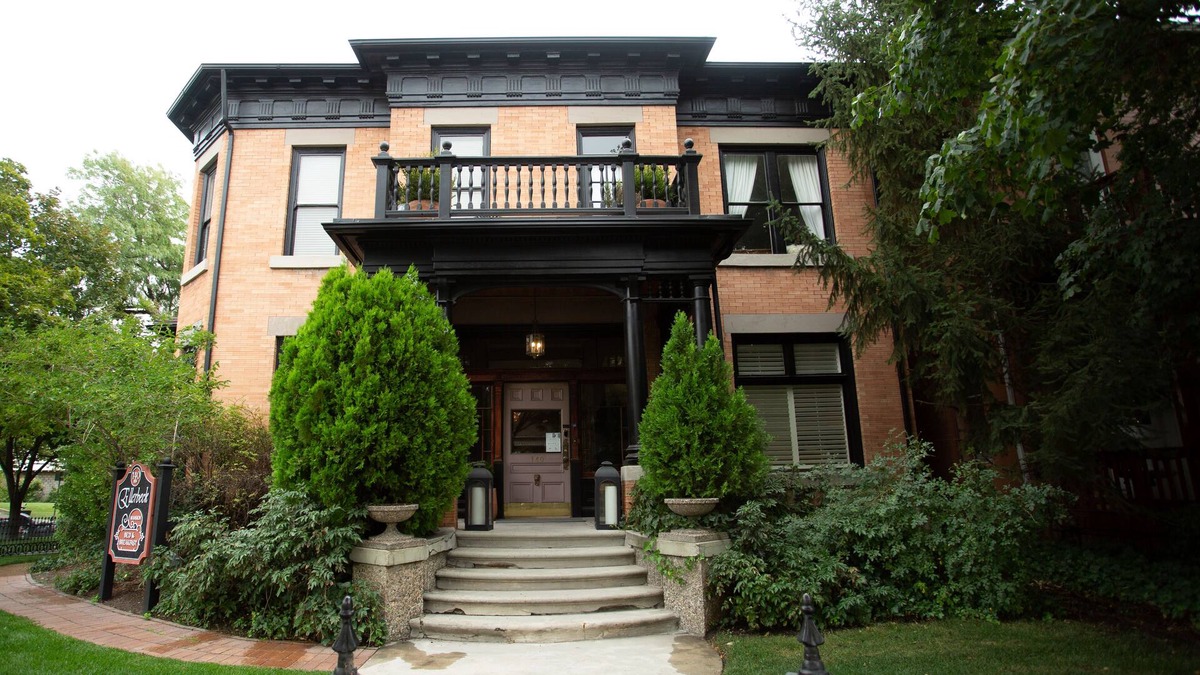 Lower Avenues Bed & Breakfast | Ellerbeck Mansion Bed & Breakfast
