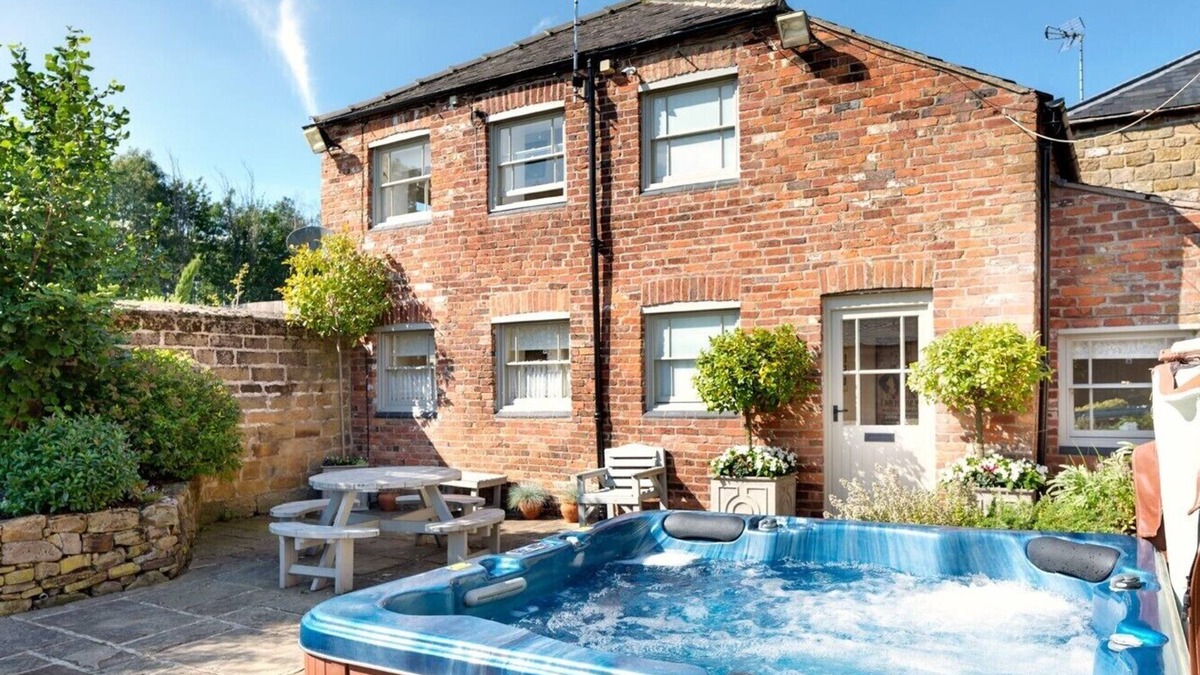 Alfreton House | Elliott House - 4 bedroom property with hot tub