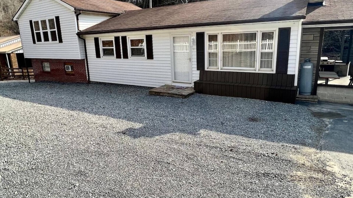 Stafford House | Ellis House Trail Lodging Sleeps 20