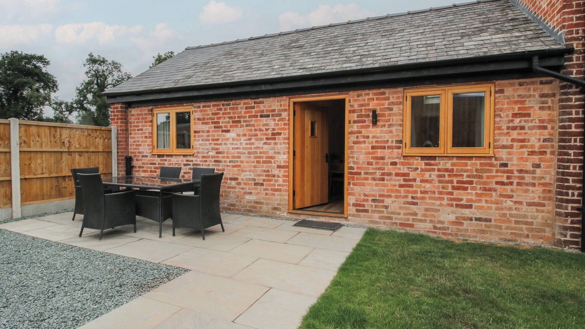Loppington Cottage | ELM BARN, pet friendly, with a garden in Wem