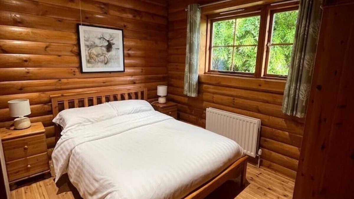 Aymestrey Cabin | 'elm' Countryside Log Cabin With Private Hot Tub
