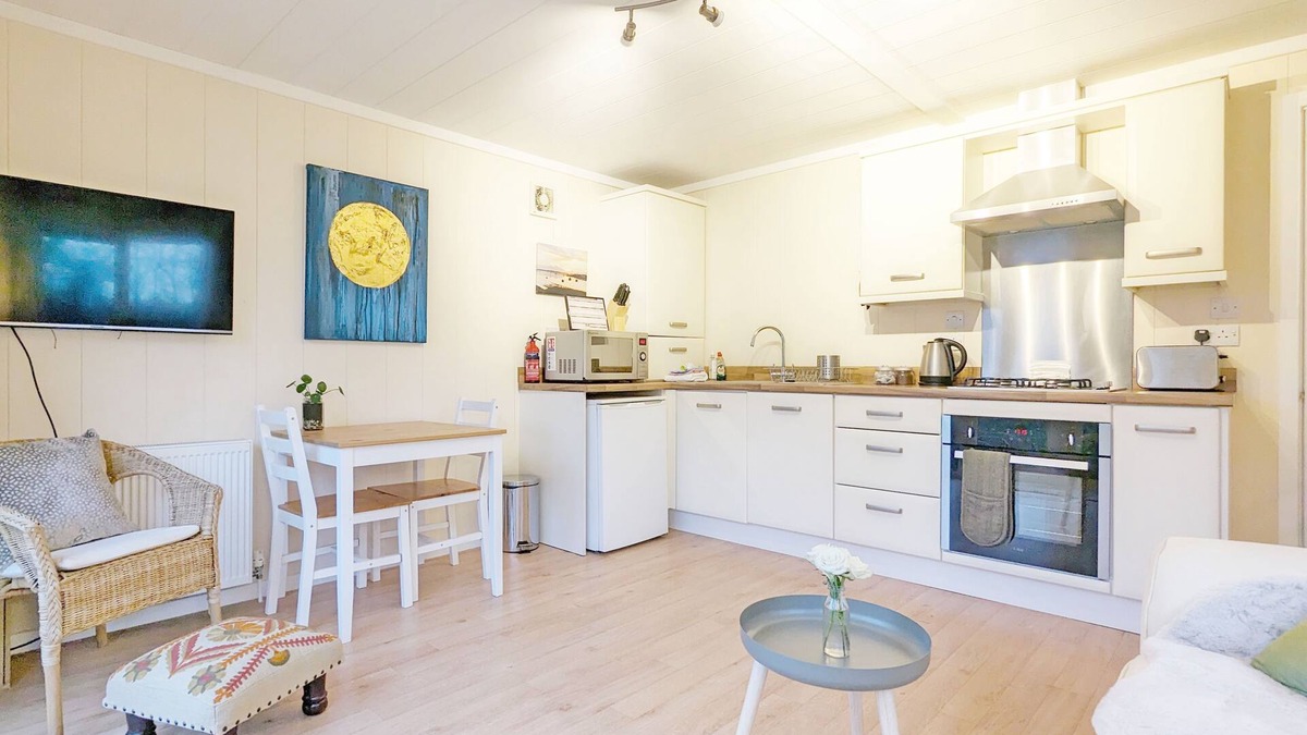 Chichester Cottage | Elm Lodge - a lodge/cabin that sleeps 3 guests in 1 bedroom