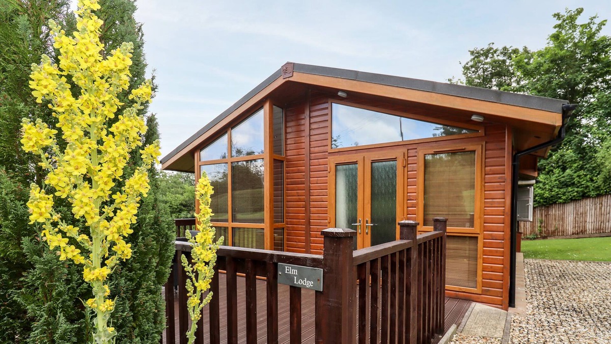 Longhope Cottage | ELM LODGE, family friendly, with a garden in Glasshouse