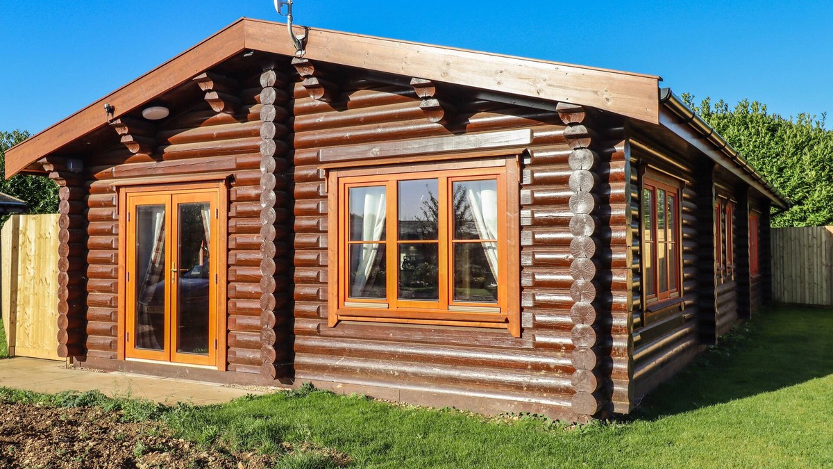 Castle Bytham Cottage | ELM LODGE, family friendly, with pool in Greetham, Rutland