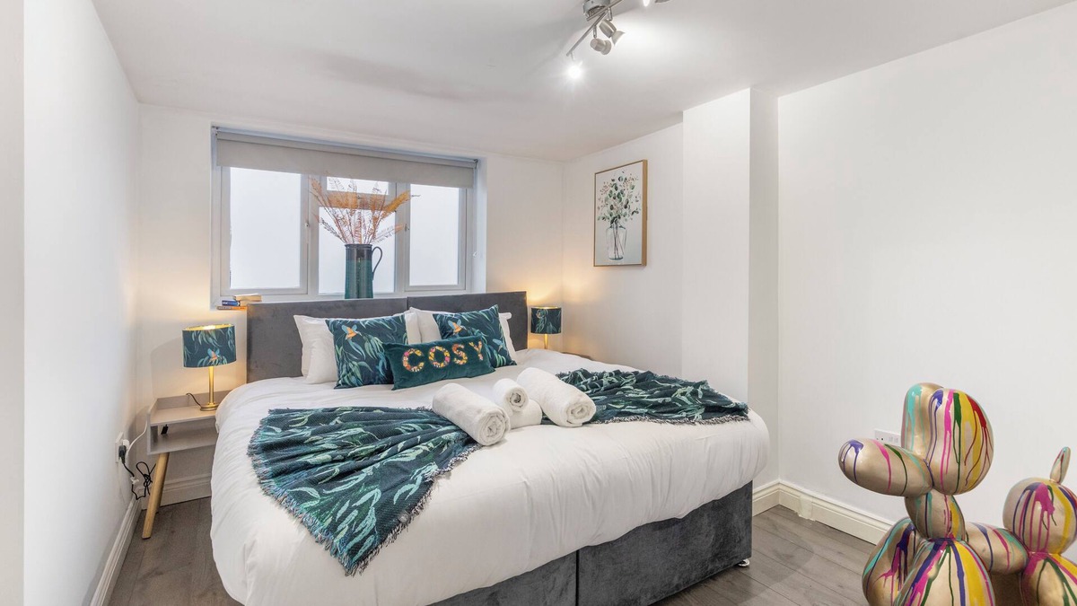 Brent Cross Apartment | Elms Suite