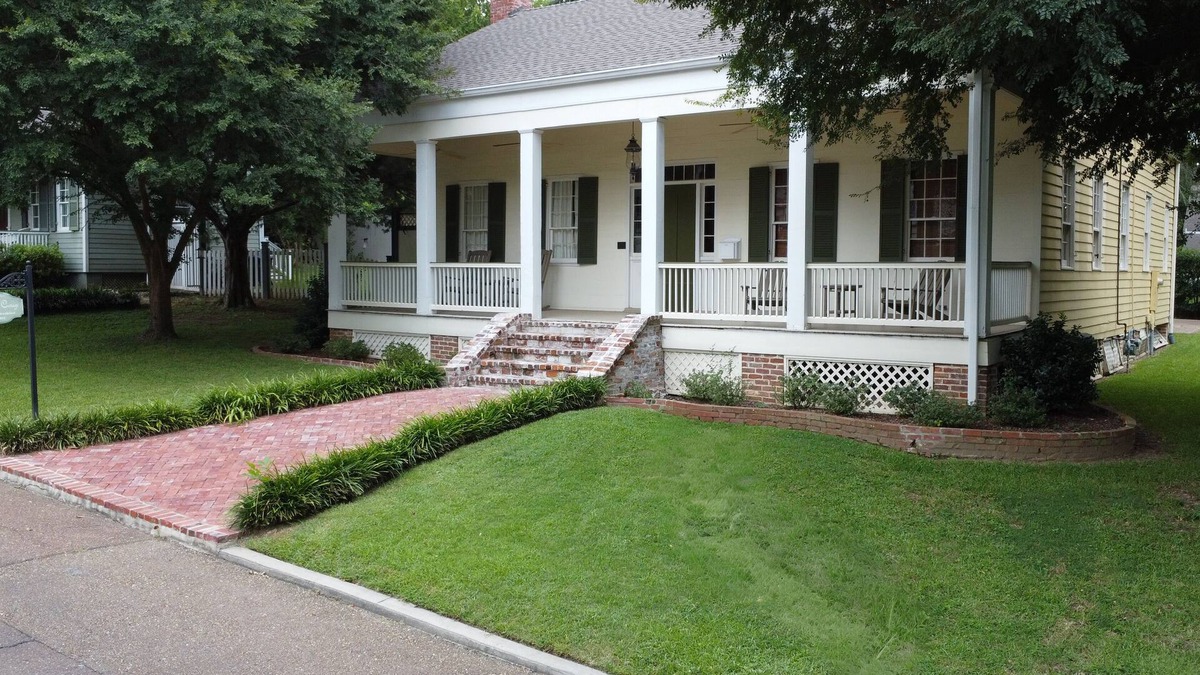Natchez House | Elmsley Cottage charm and spaciousness in Natchez.