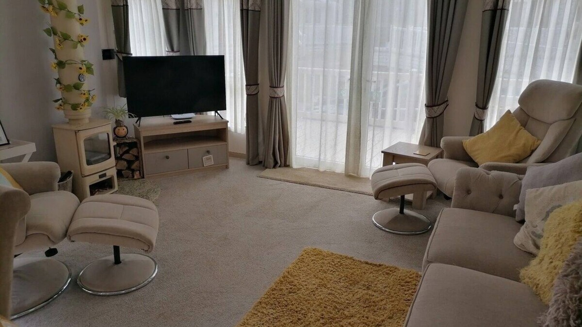 St Leonards-On-Sea Apartment | Elmvale - 2 bedrooms with decking sleeps 4