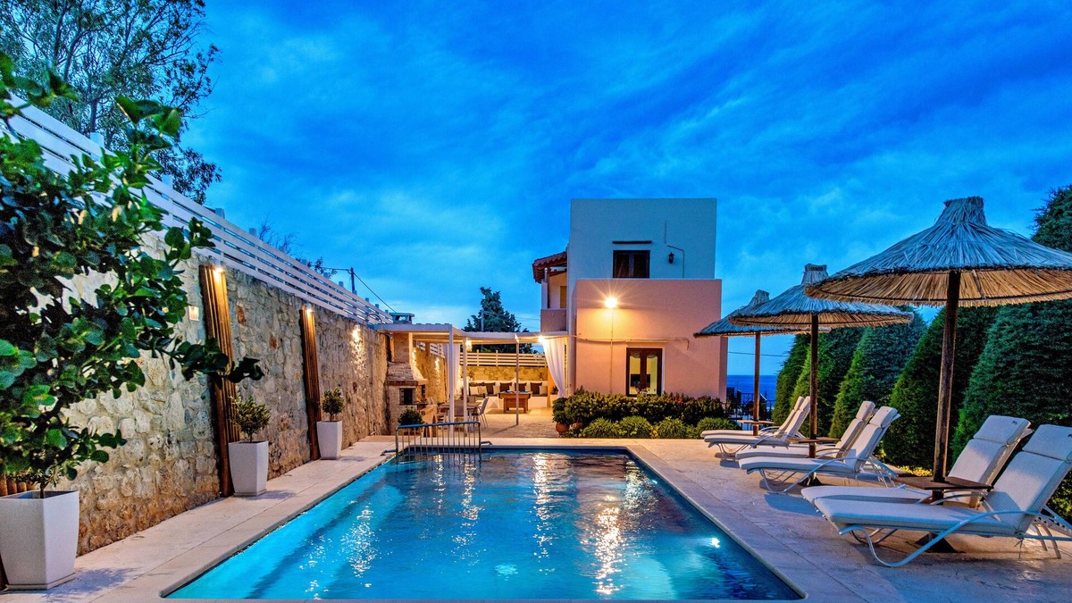 Gerani Villa | Elmyra Villa, Heated Pool & Walking to beach