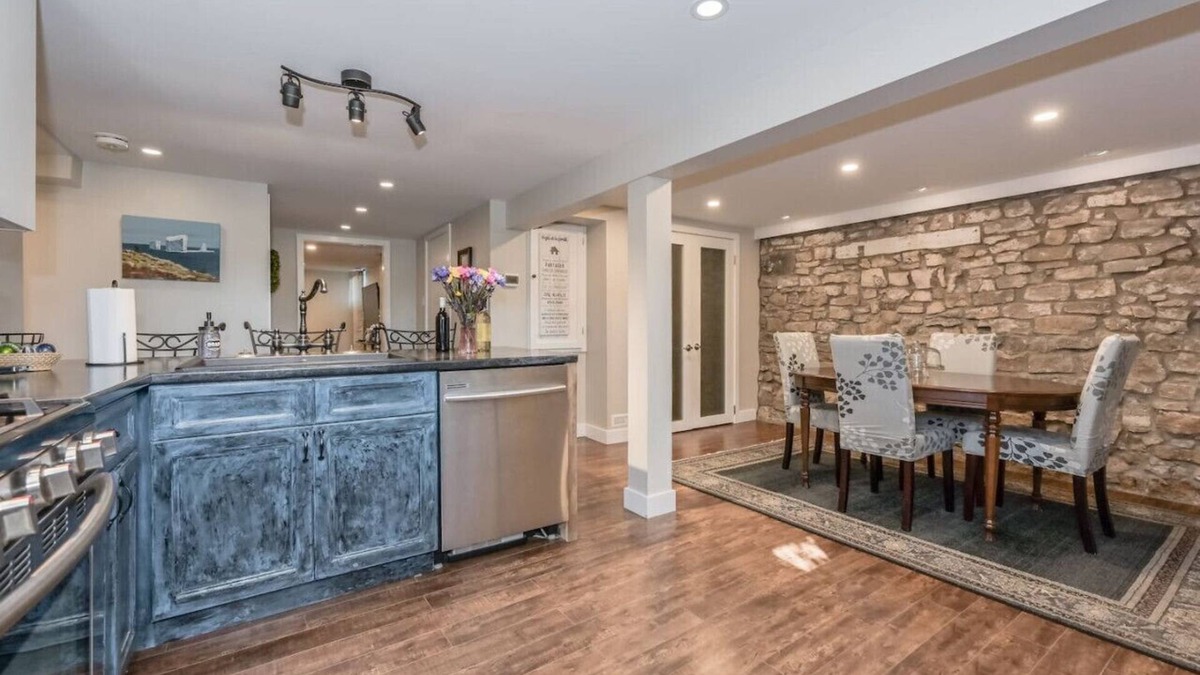 Elora Apartment | Elora Gingerbread Suite