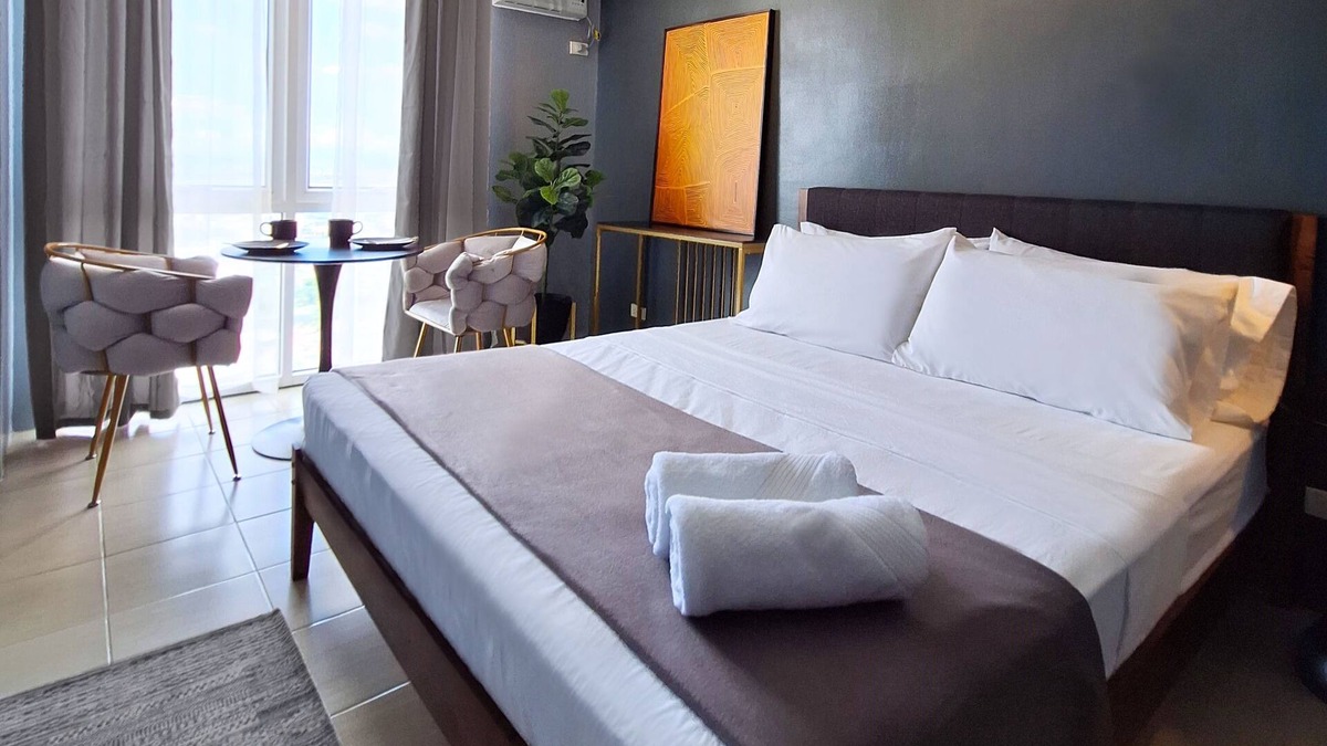 Ugong Apartment | ELUDE Designer Suite Pasig (Prime location)