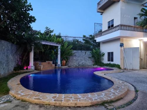 Quiapo House | Elvie Pool Villa
