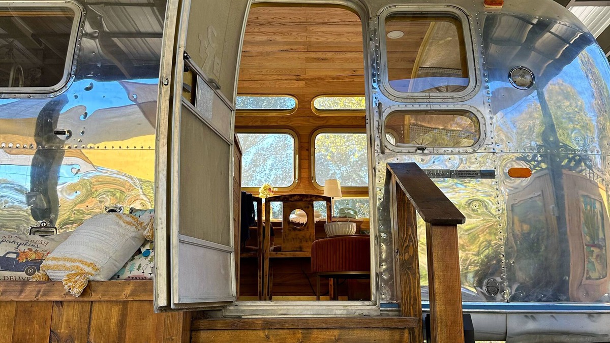 Nesbit House | Elvis Themed RV Glamping Farmstay near Graceland with outdoor bath