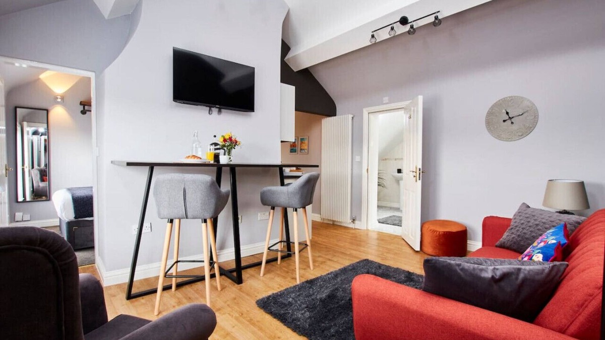 Castle Donington Apartment | EMA Apt. Spacious & Stylish, Health Club Access