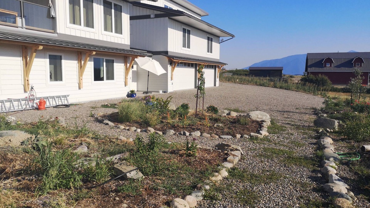 Central Kootenay House | Embedded between Selkirk and Purcell Mountains