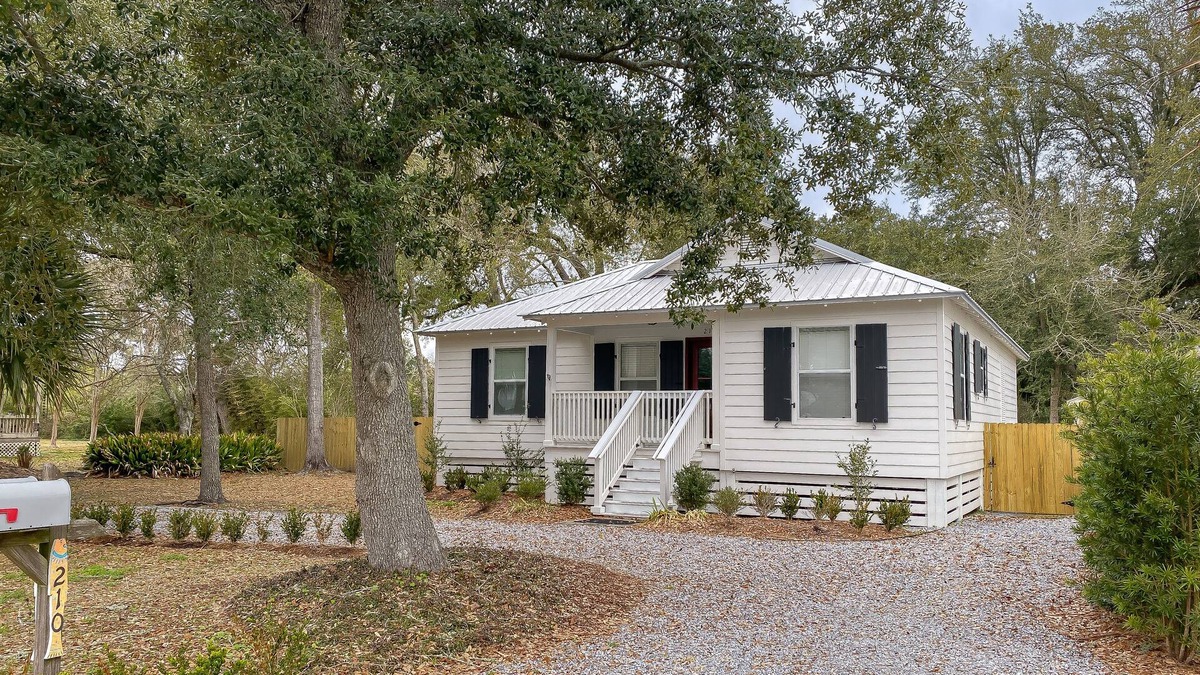 Old Town House | Ember Beach ~ charming cottage close to beaches