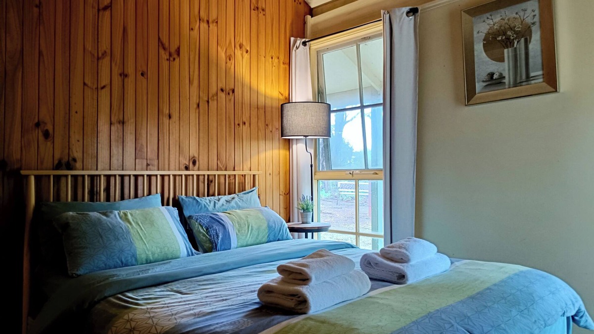 Kalimna Ski Chalet | Emberpine Cottage (1Queen+2Twins)SPA & WoodStove