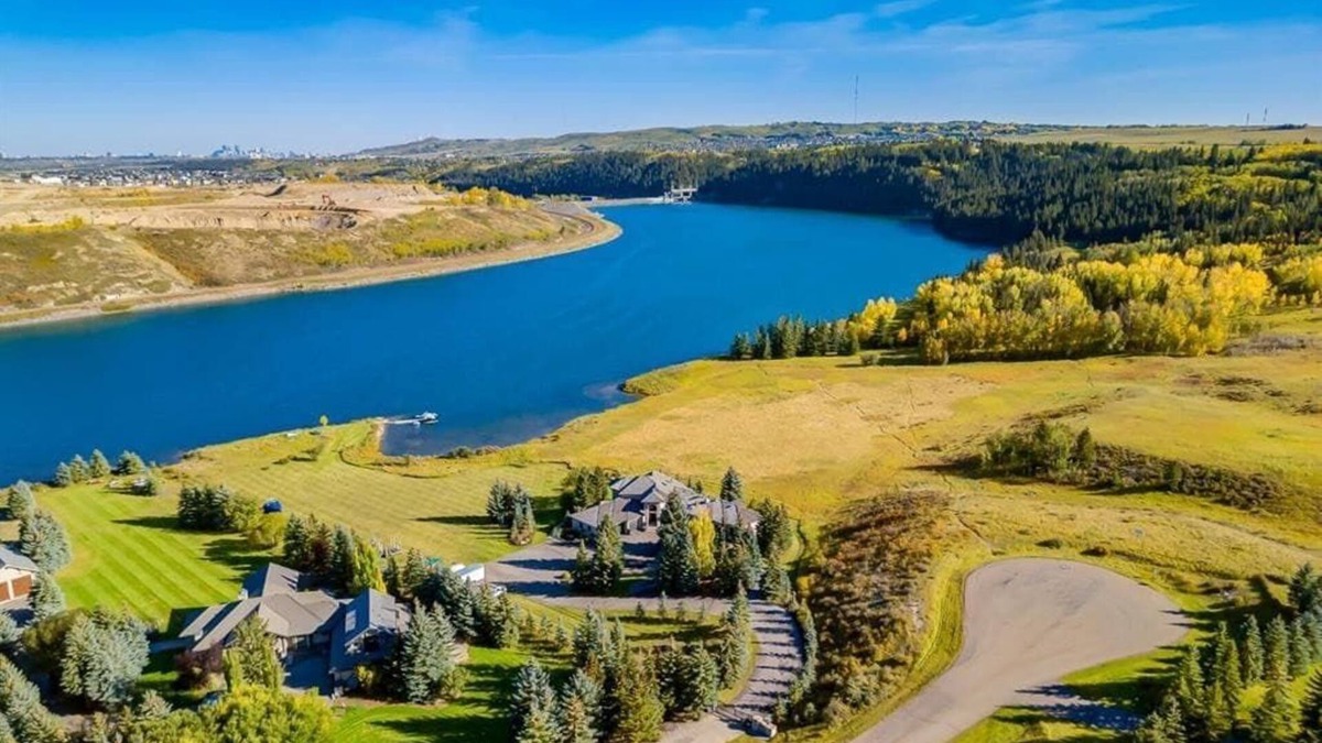Springbank House | Emerald Bay Luxury Retreat with Hot Tub & Sauna