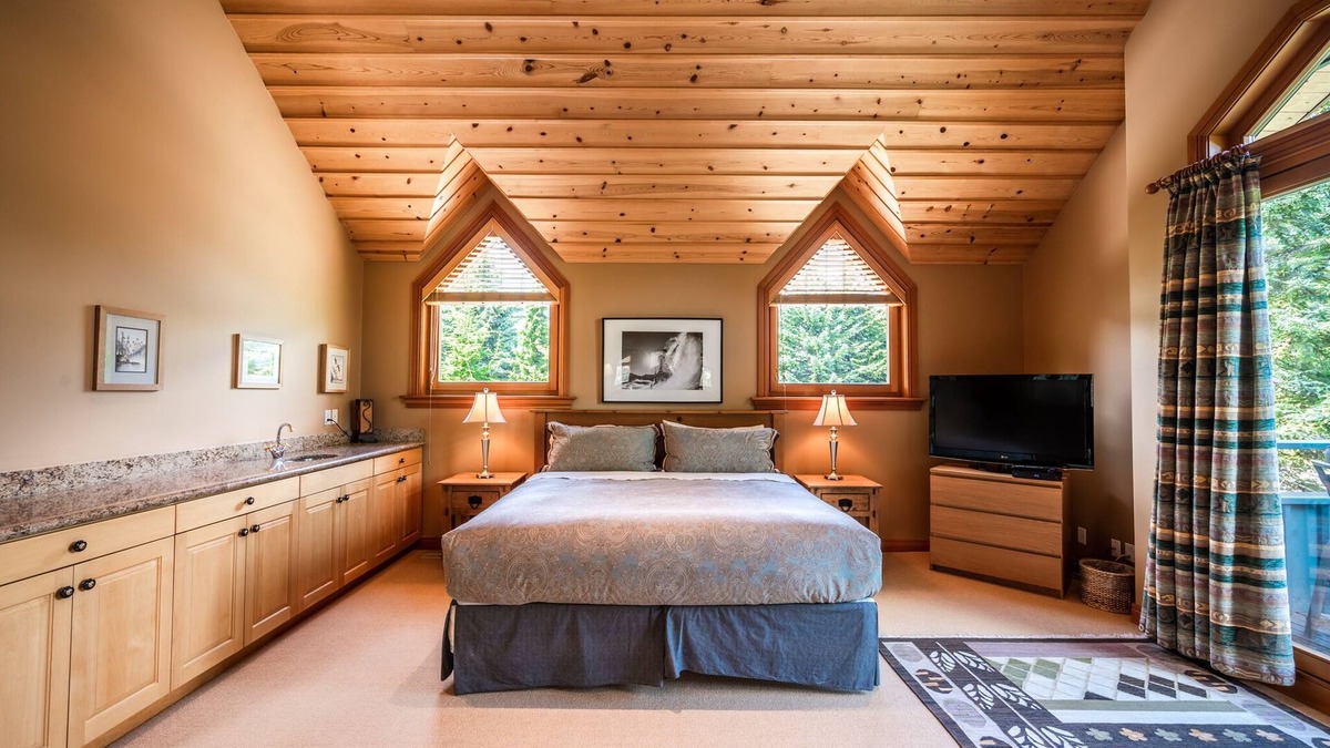 Nicklaus North Ski Chalet | ❄︎Emerald Chalet❄︎ 5 BR Chalet with Hot Tub & BBQ, First Hole of Golf Course