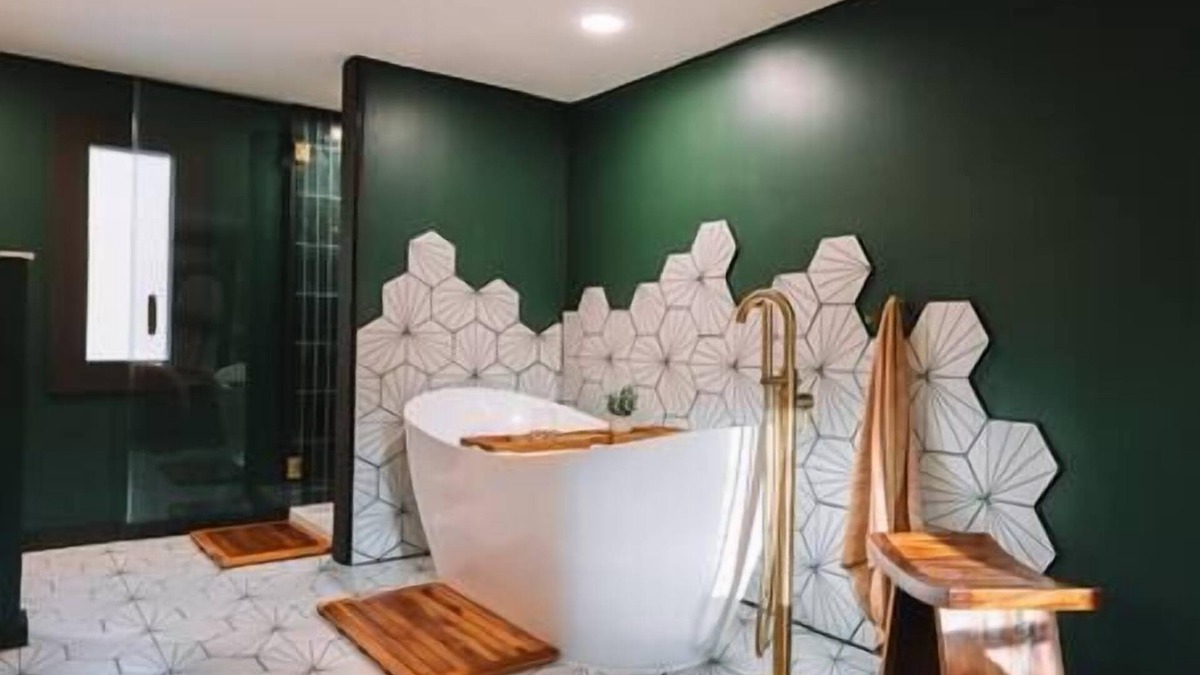 South Bloomingville Cabin | Emerald Edge Hocking Hills Midcentury Cabin W/Hot Tub