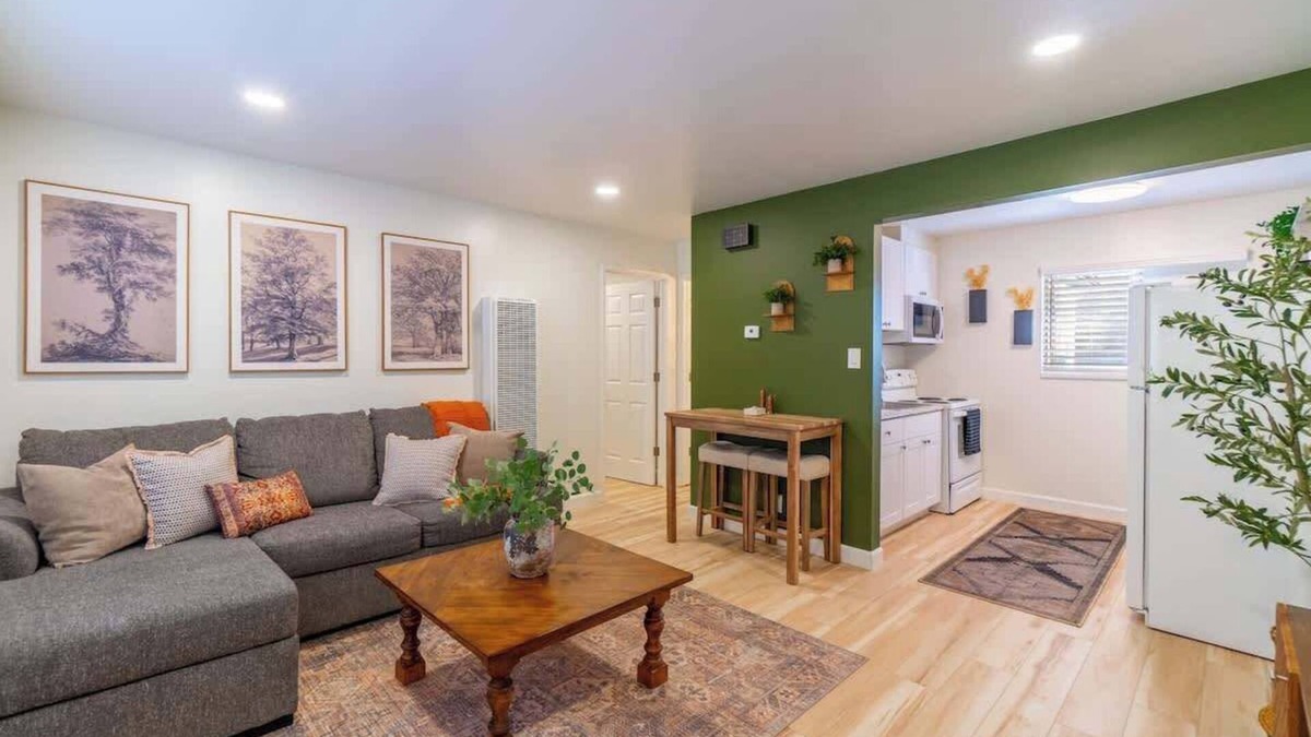 West University House | Emerald Escape - UNR & Pet Friendly - Fenced Yard