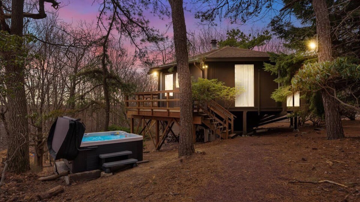 Long Pond Cabin | Emerald Lake Modern Treehouse | Hot Tub | Firepit