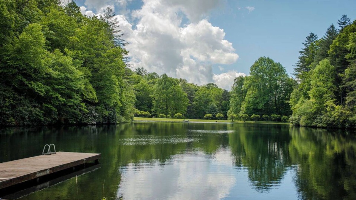 Cedar Mountain House | Emerald Lake-Private-Lakefront-Families-Sleeps 20