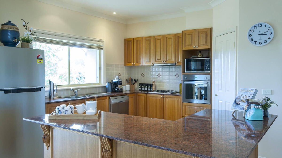 Emerald House | Emerald Lodge - Emerald Lodge is set in the rolling hills of Emerald, just 4km from the centre of the township.