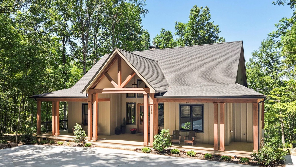 South Pittsburg Cabin | Emerald Lodge | Large Mtn Cabin | Hot Tub + Views