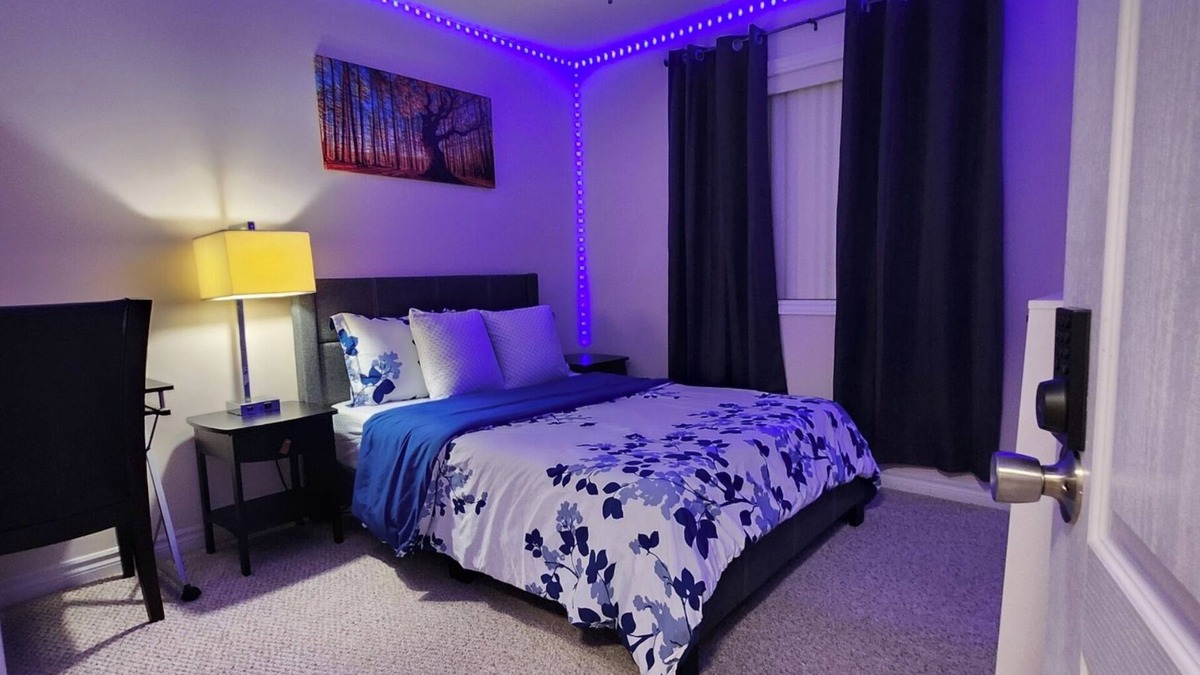 London House | Emerald Staycation Suite:Shared washroom (2-1), Street Parking at Owners risk