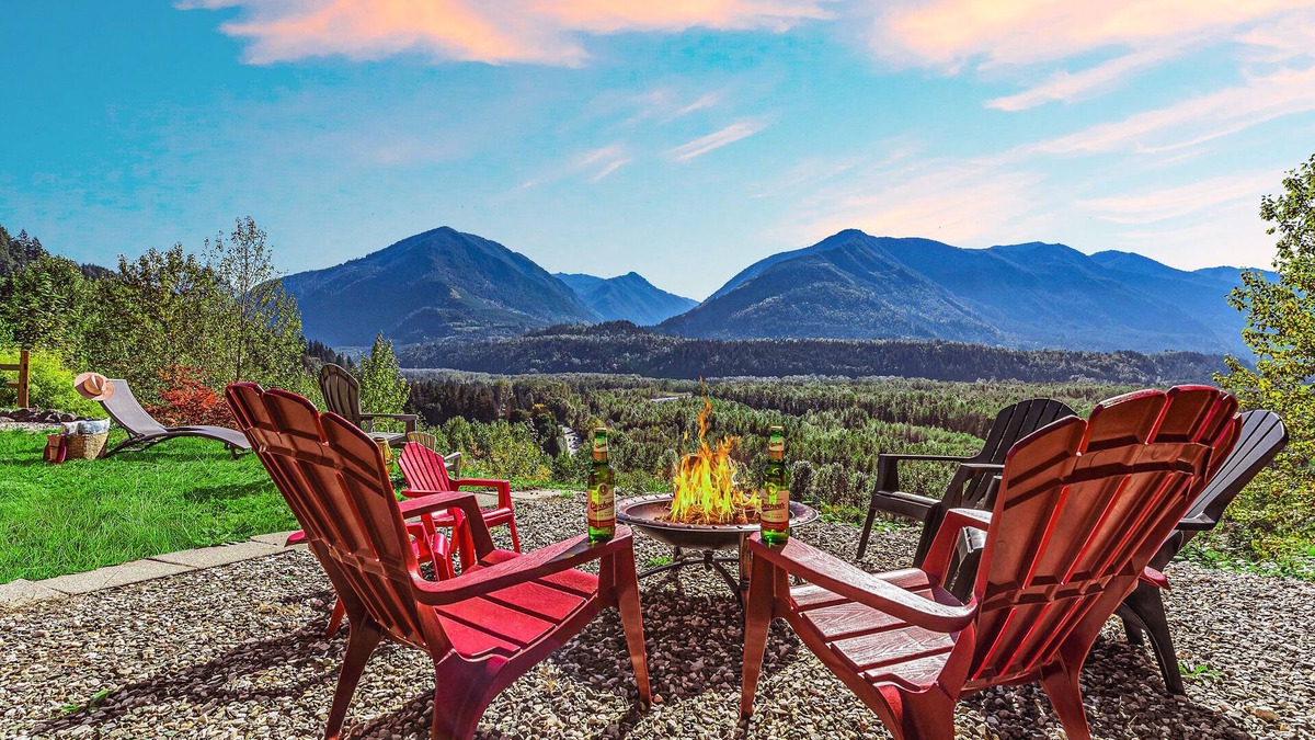 Cultus Lake House | EmeraldRidge Retreat - Firepit | BBQ | AmazingView | 1G Fast WiFi |Pet-Friendly