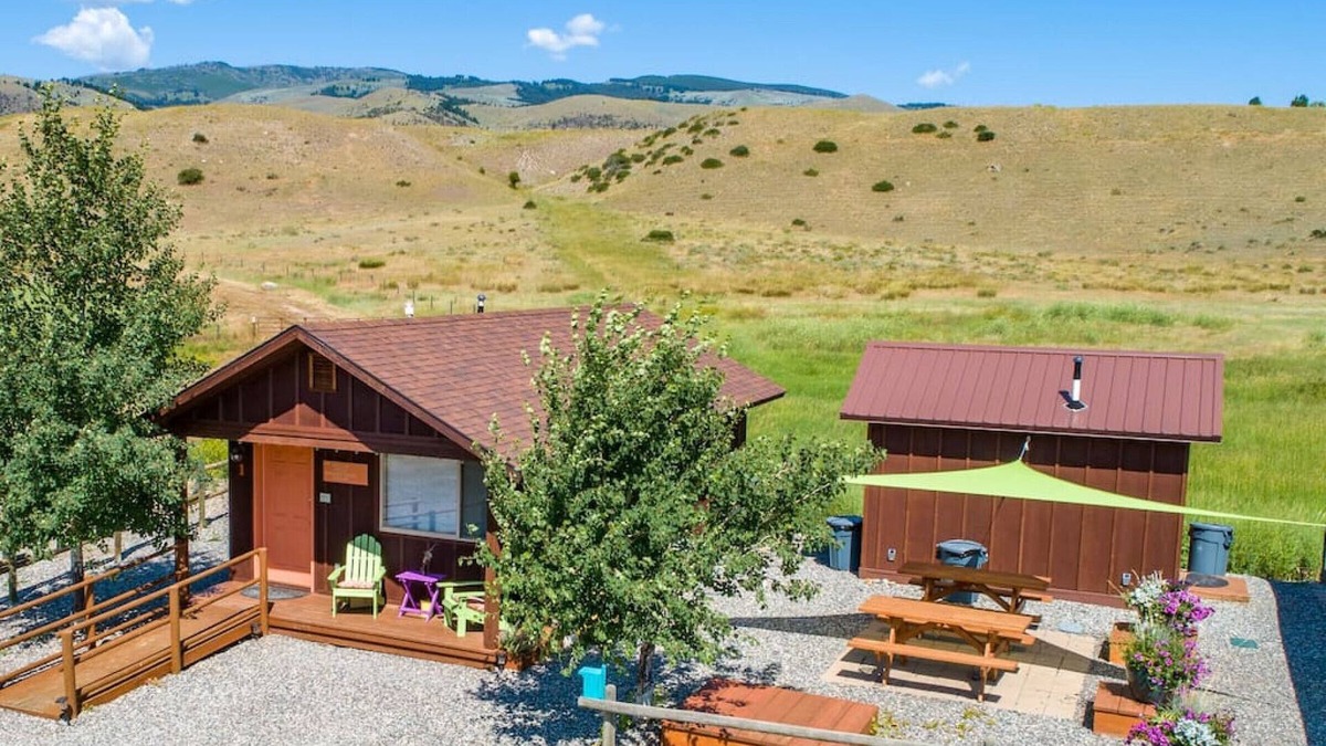 Emigrant Cabin | Emigrant Cabins #1 - Tiny cabin near Yellowstone