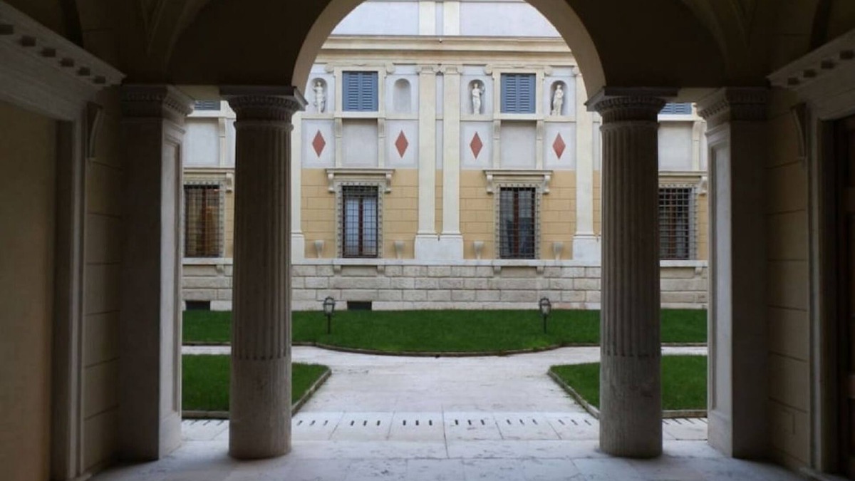 Citta Antica Apartment | Emilei- VERONA JOURNEYS WITH BALCONY AND PARKING