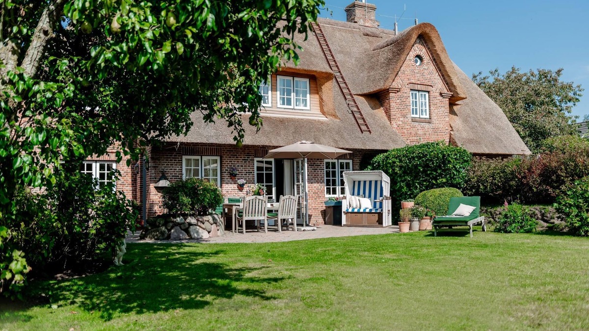 Großmorsum House | "Emily's Garden" is an enchanting house under thatch near the Wadden Sea.