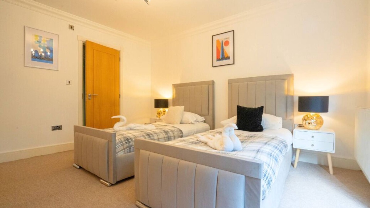 Marston Green House | Emirates Hse 5 Bed Deluxe, 3 bathrooms king Size Beds, 5 Mins Airport, NEC & RW