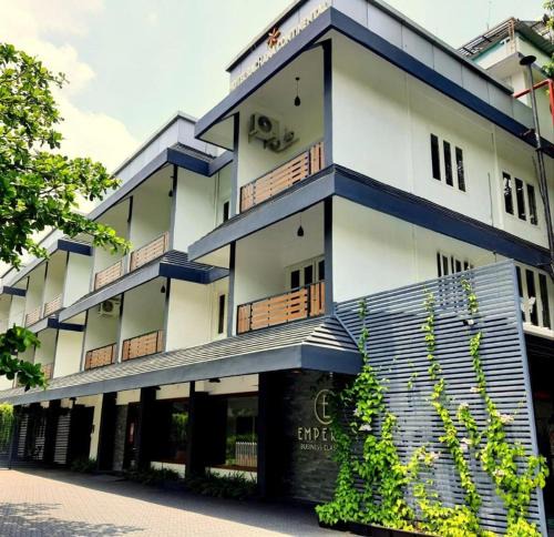Chalakudy Hotel | Emperor-Hotel Rachana Continental Pvt Ltd