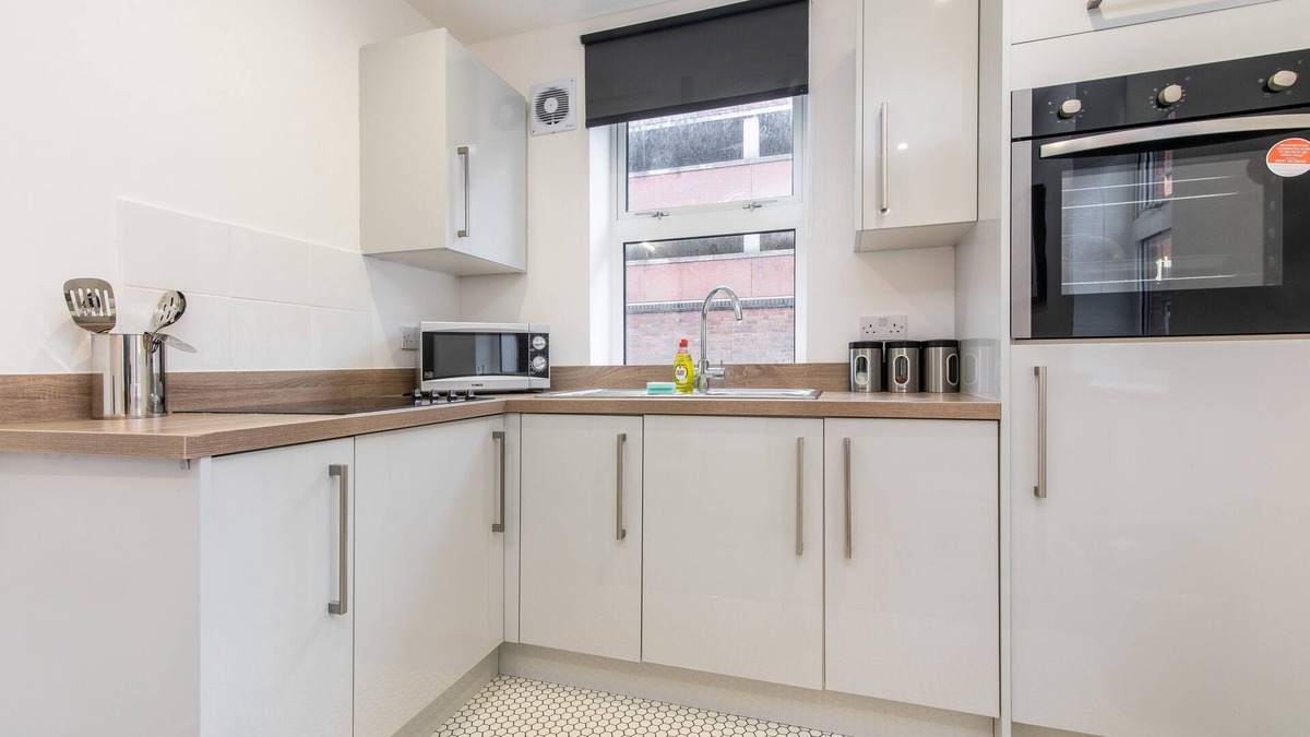 Frampton on Severn Apartment | Emperor House Apt 4 - Short Walk to Stratford City Centre