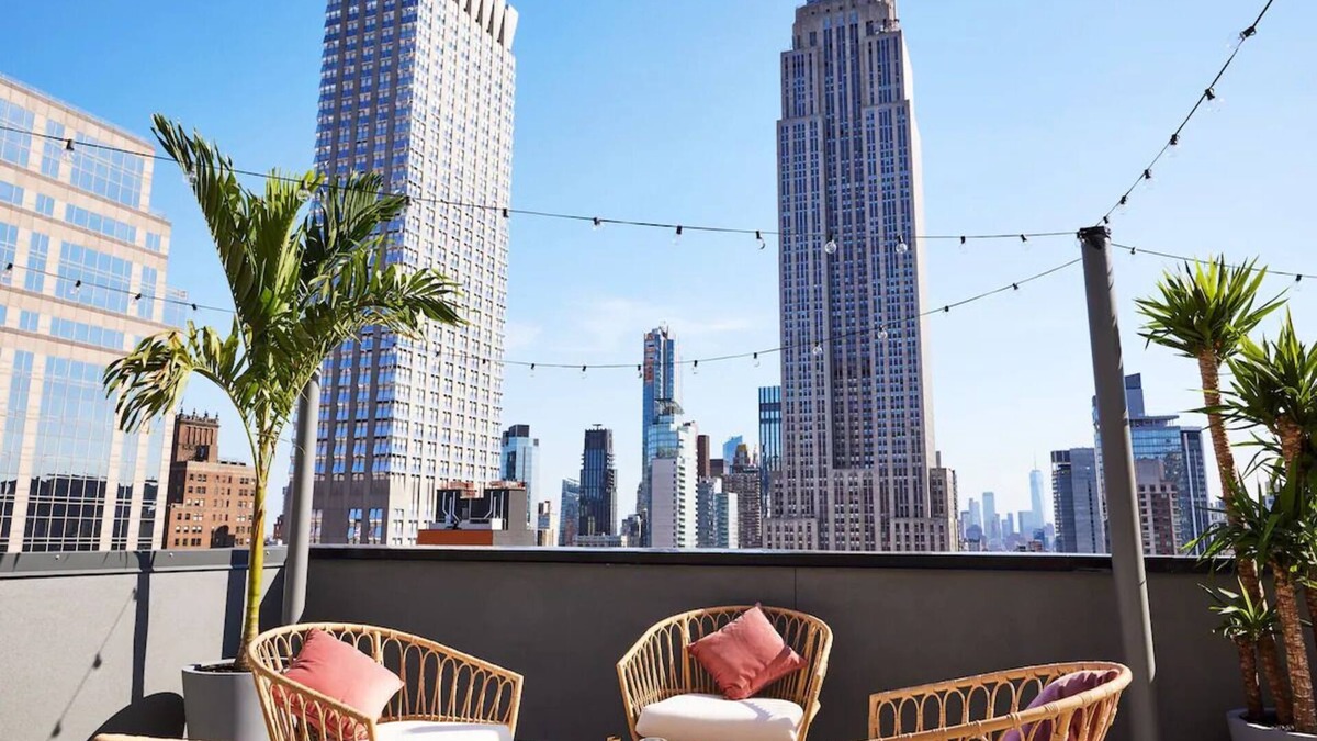 Midtown Hotel | Empire State View Queen | Hotel Hendricks | Close to Central Park Zoo