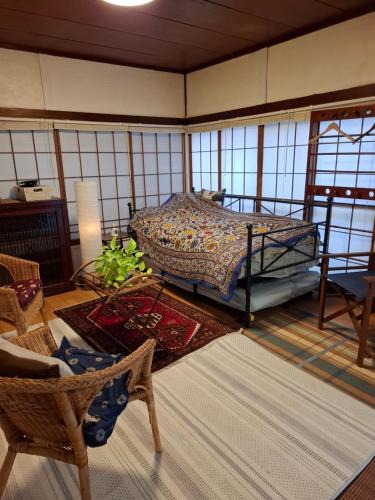 Katase Bed & Breakfast | EMS Enoshima クラシックゲストハウス 寝室は個室 犬OK