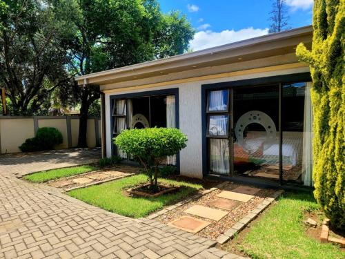 Universitas House | Emzini Guesthouse Universitas