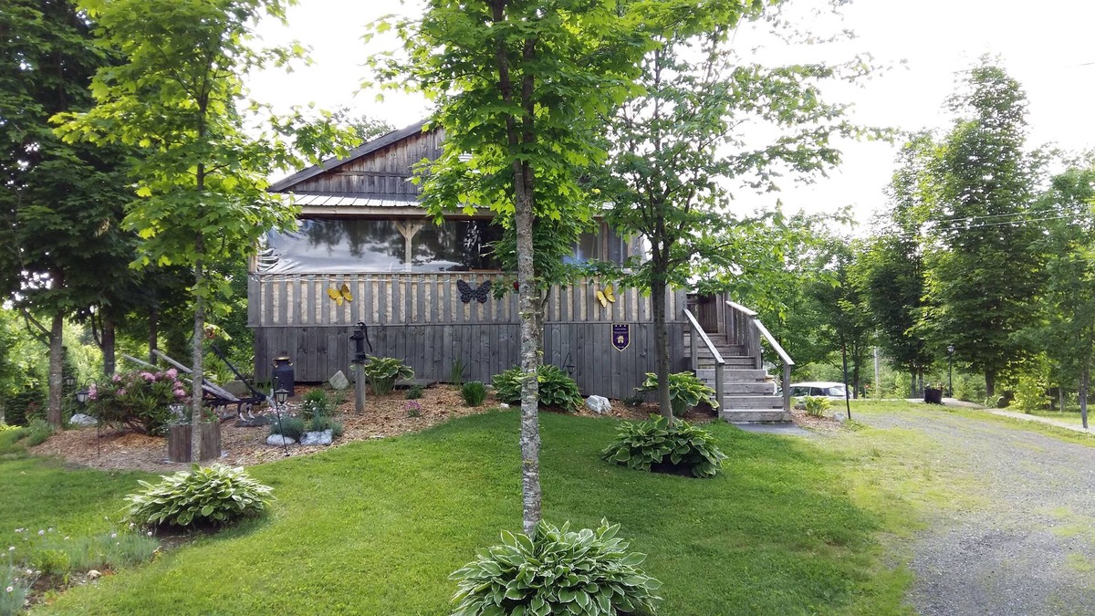 Saint-Hermenegilde Ski Chalet | EN CAMPAGNE AVEC SPA & LAC PRIVÉS